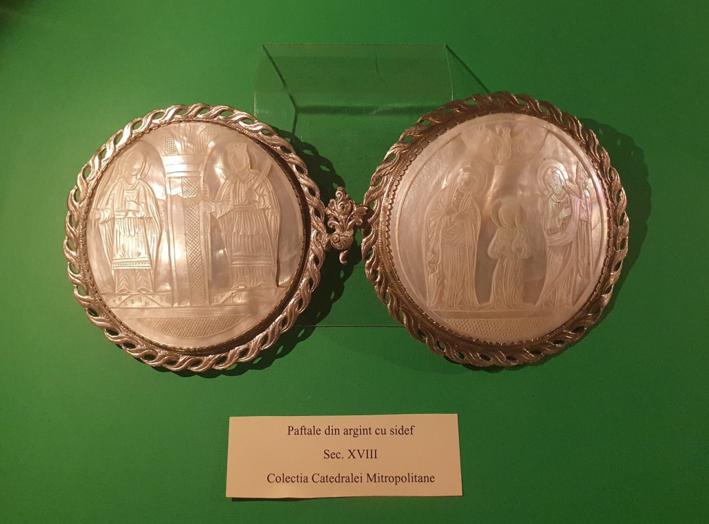 O pereche de paftale cu sidef din secolul al XVIII-lea