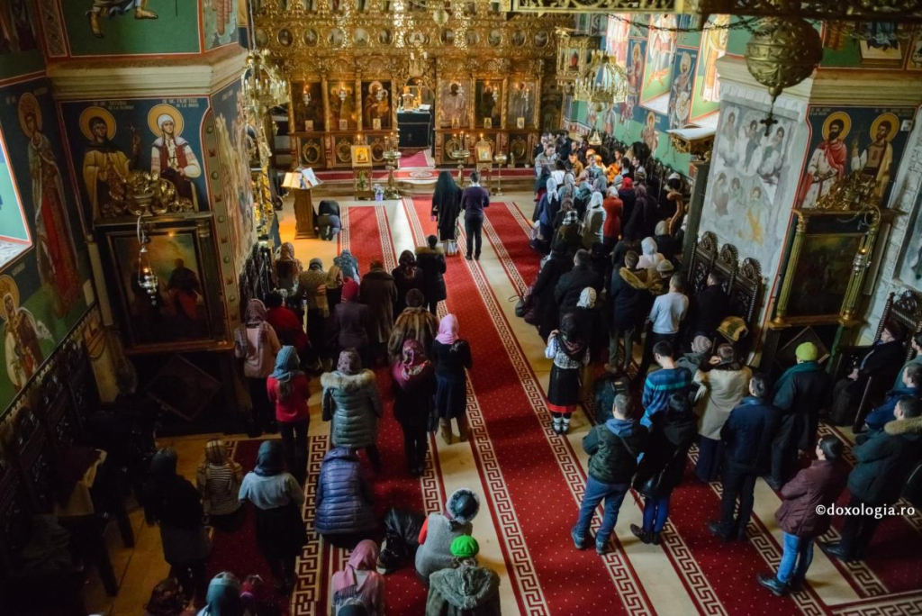 În Biserică, ne asemănăm cu îngerii și cu Sfinții din Cer / Foto: Flavius Popa