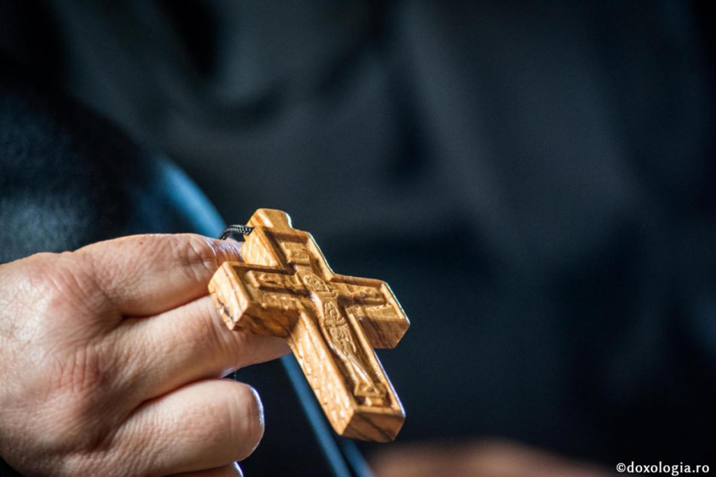 Însemnarea cu Sfânta Cruce – datina nescrisă moștenită de la Sfinții Apostoli / Foto: Bogdan Zamfirescu