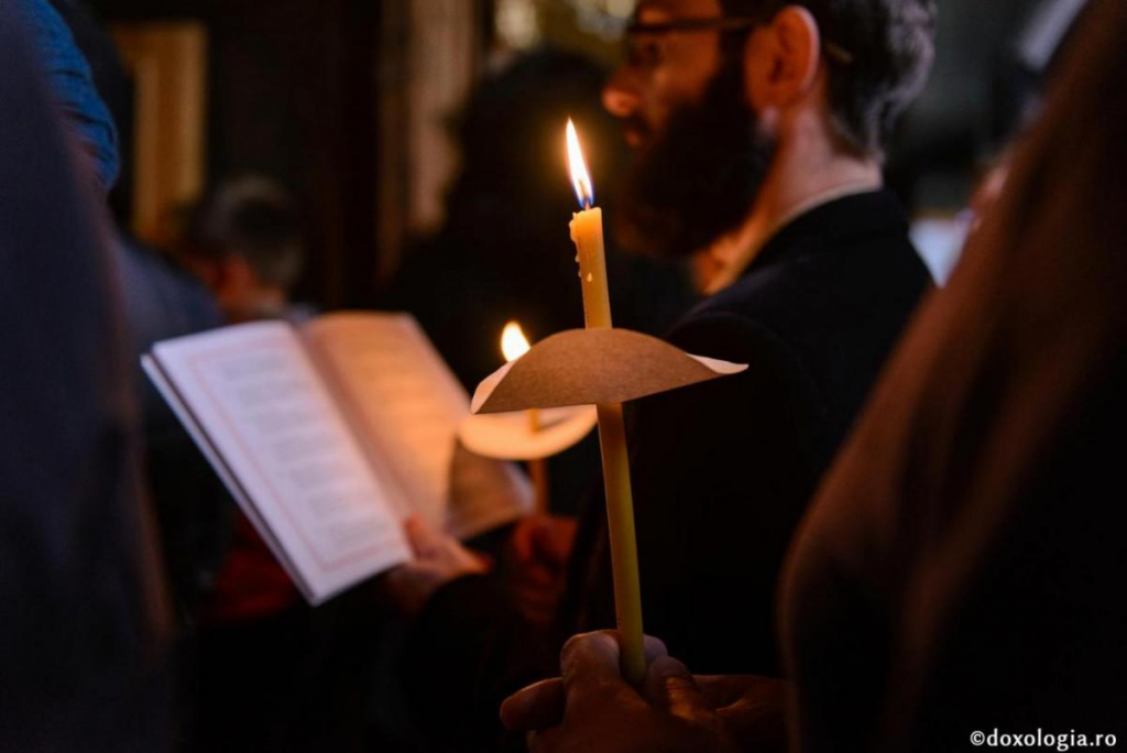 Credincios cu lumânare în mână / Foto: Oana Nechifor