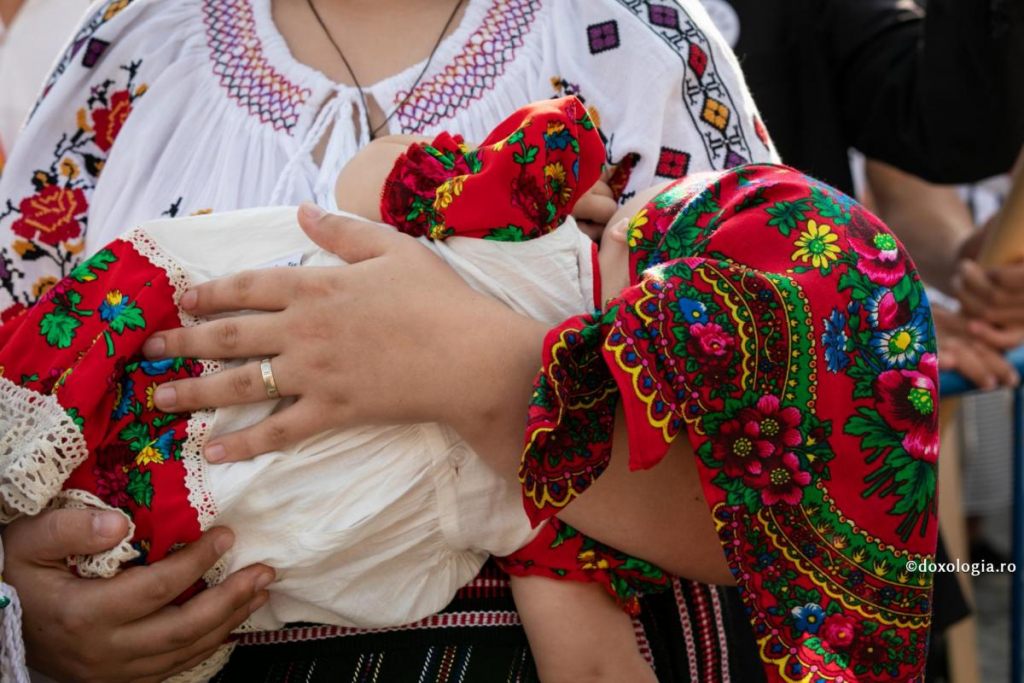 Ne putem lăsa în mâinile lui Dumnezeu, așa cum pruncul se lasă în mâinile maicii sale / Foto: Oana Nechifor