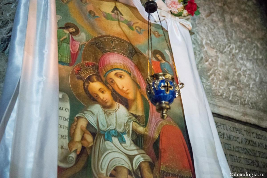 În necazuri, să o rugăm pe Maica Domnului să mijlocească pentru noi / Foto: Oana Nechifor