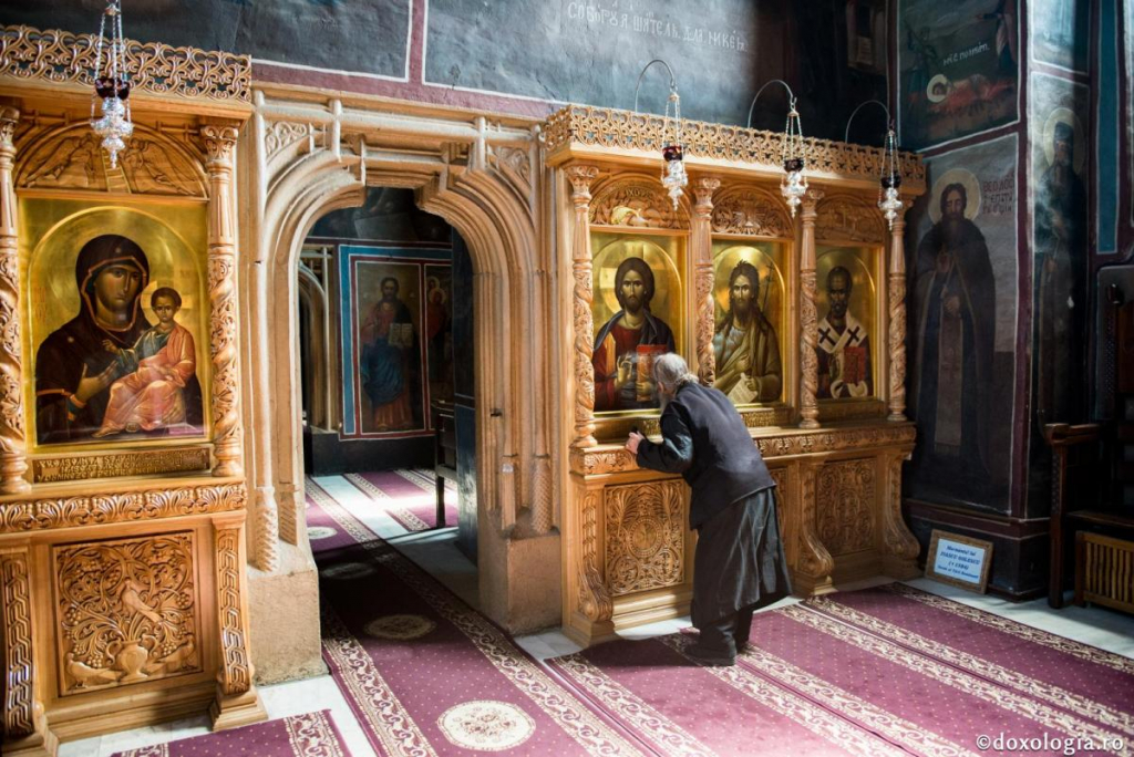 Împlinirea poruncilor ne scapă de povara păcatului / Foto: Ștefan Cojocariu