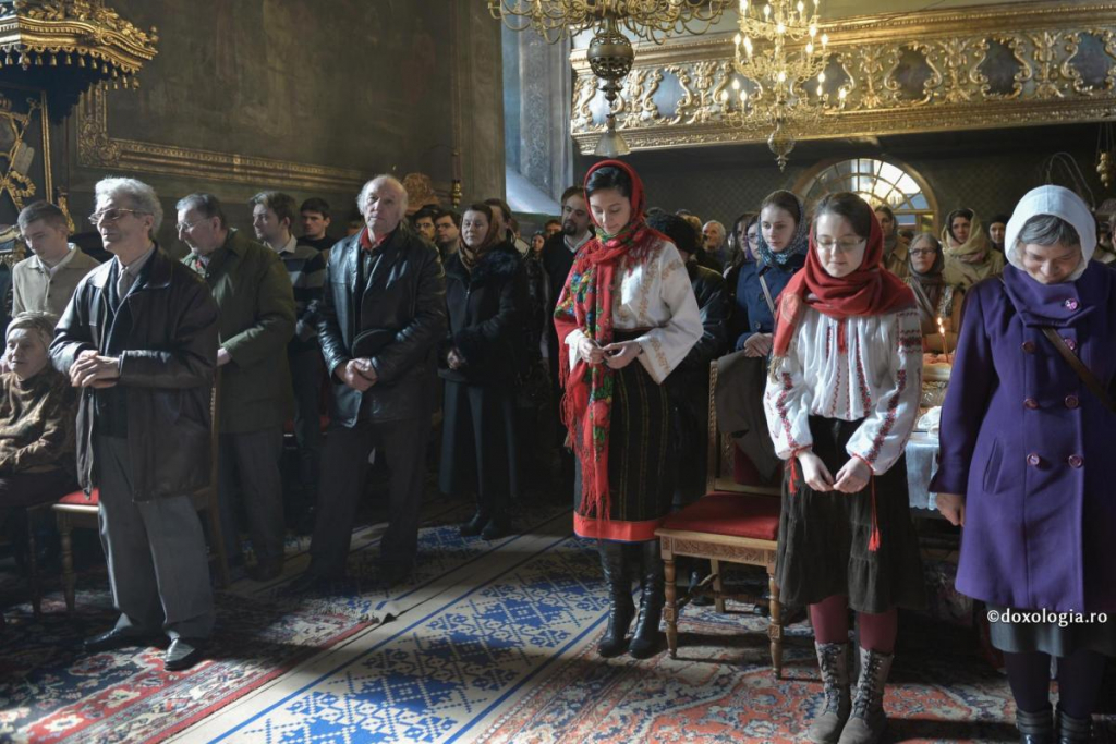 Cum să ne purtăm în timpul Sfintei Liturghii / Foto: Oana Nechifor
