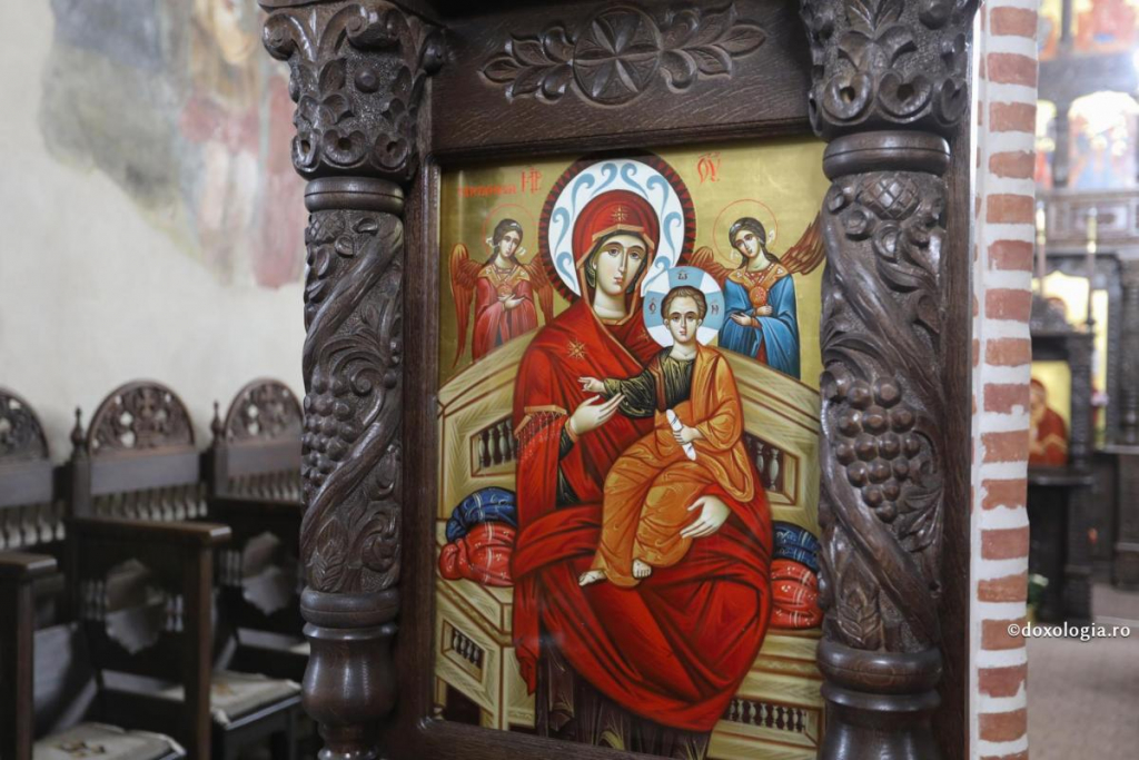 Să ne rugăm Maicii Domnului să curățească mintea noastră întinată / Foto: Anda Pintilie