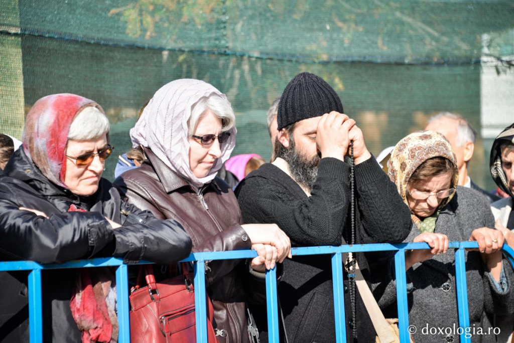 Cum să trăim în mijlocul lumii, rămânând aproape de Dumnezeu? / Foto: Oana Nechifor