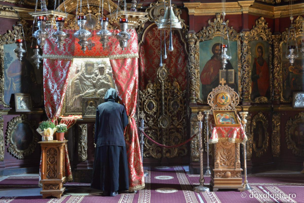 Să ne raportăm la ceilalți nu pentru judecare, ci pentru încurajare și îndrumare / Foto: Ștefan Cojocariu