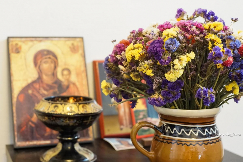 Puterea untdelemnului de la candela Maicii Domnului / Foto: Magda Buftea