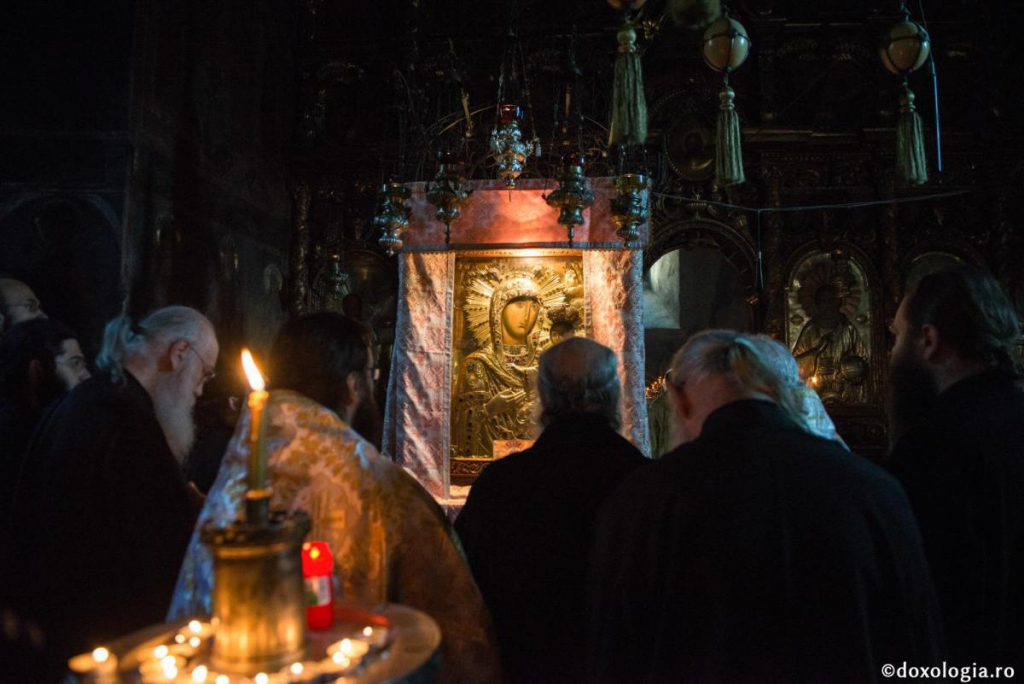Maica Domnului este „scumpa noastră mamă obștească” / Foto: Pr. Silviu Cluci