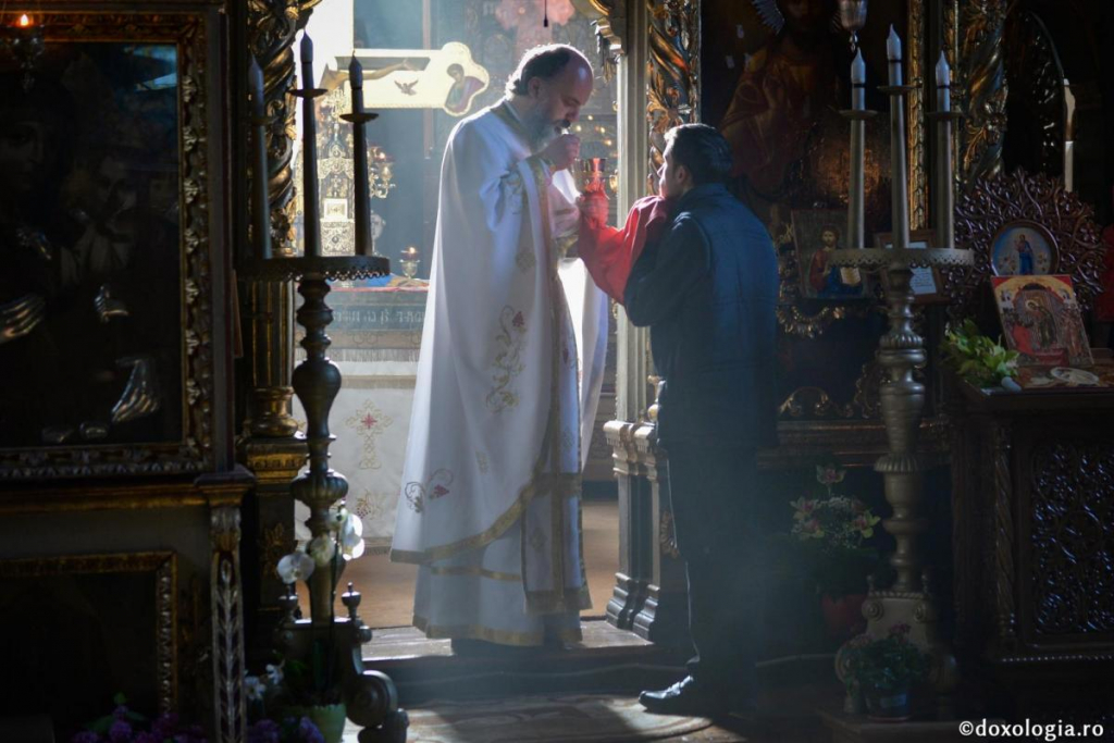 Când participăm la Liturghie, mărturisim că suntem cu adevărat creștini / Foto: Oana Nechifor
