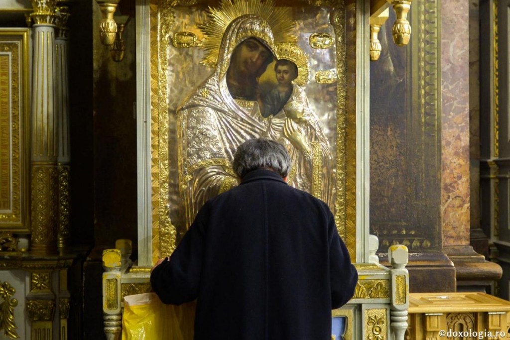 Prin rugăciune la Maica Domnului, toate necazurile își găsesc rezolvarea / Foto: Oana Nechifor