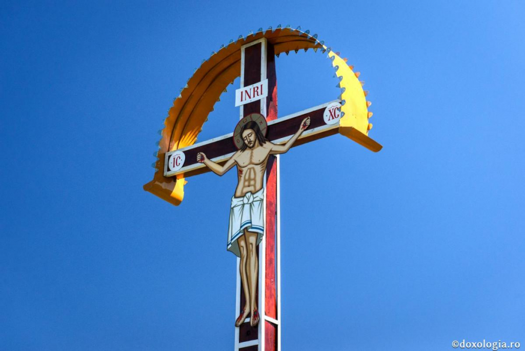 Fiecare cruce continuă să poarte – tainic – pe Iisus Hristos răstignit / Foto: Oana Nechifor